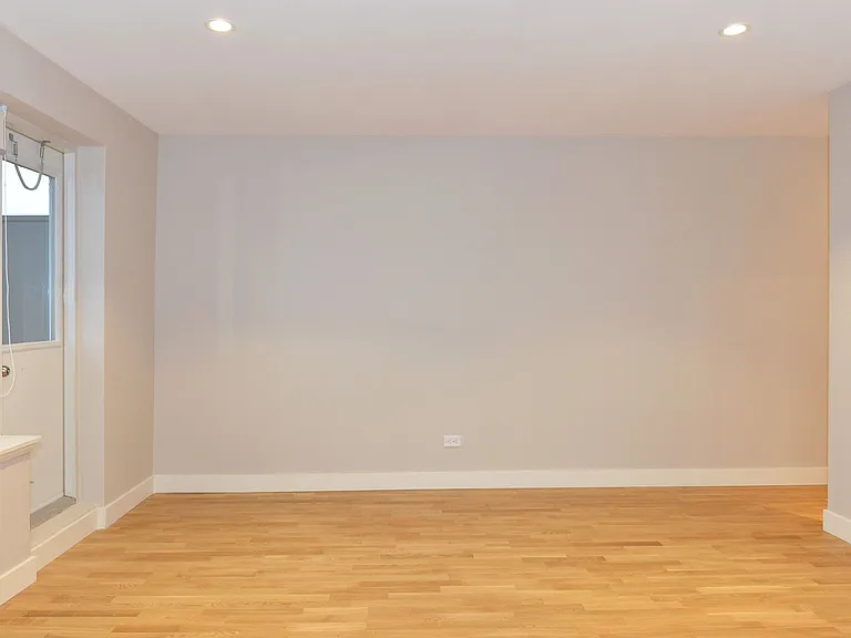 111 Lawton Blvd — Photo 7