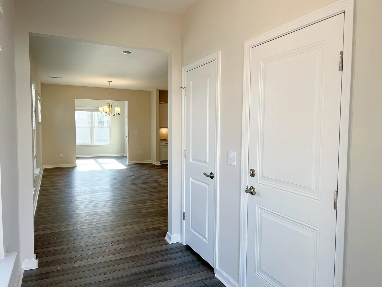 3 bed, 2.5 bath, 1905 sqft, $2,295 — Photo 3