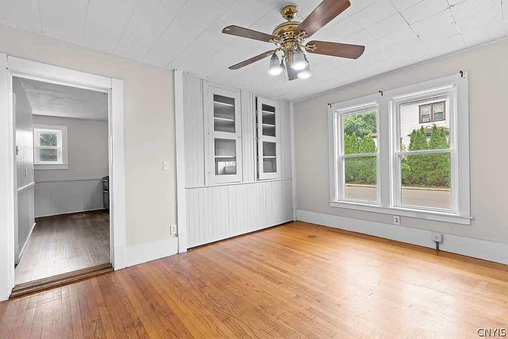 3 bed, 1.0 bath, 3056 sqft, $1,500 — Photo 2