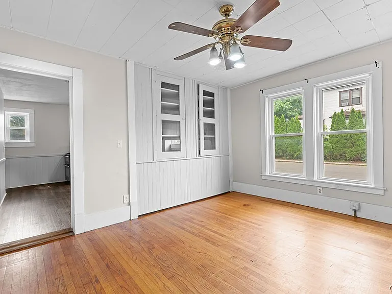 109 Center St — Photo 2