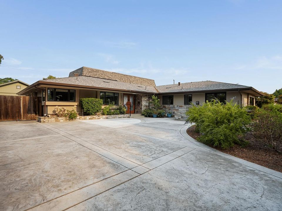 1st image of 2872 Castle Dr