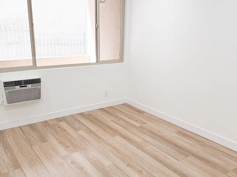 Encino Country Club Apartments — Photo 39