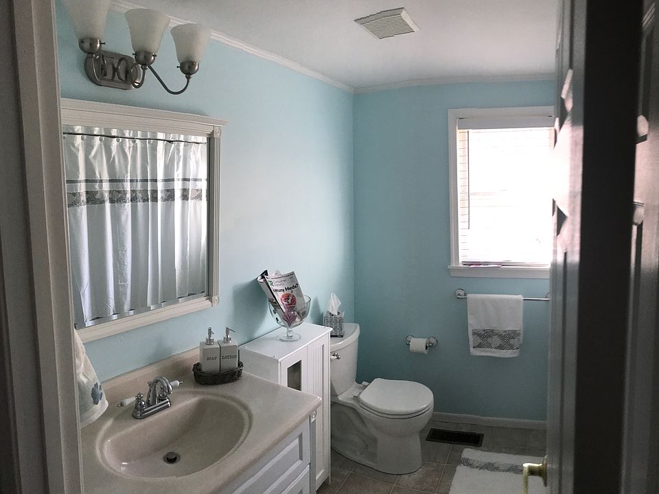 Hall bathroom 