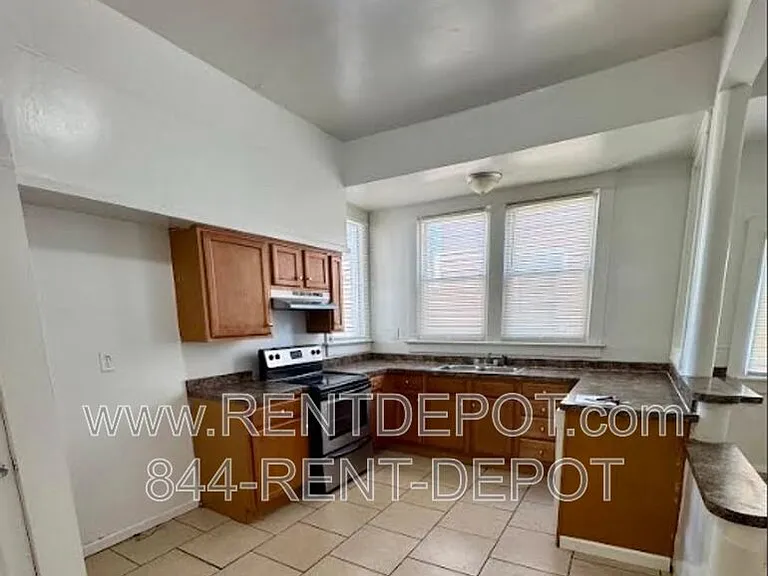 821 E Gum St — Photo 4