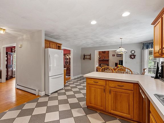 5th image of 34 Arrowwood St