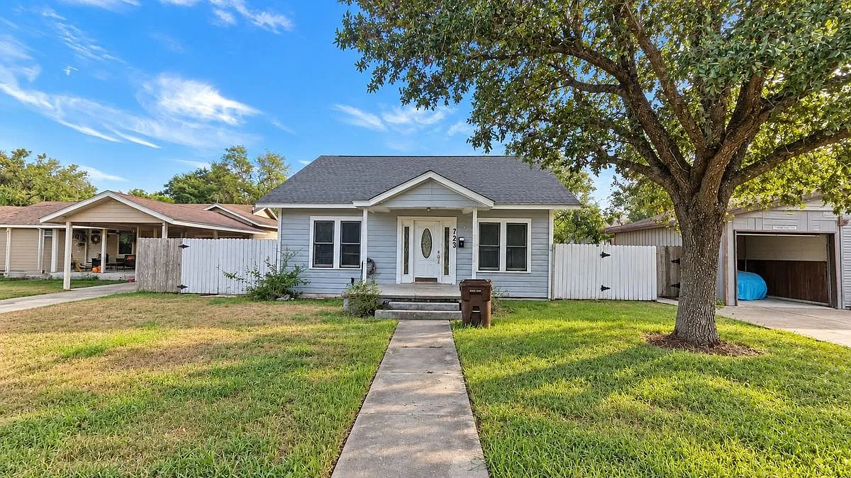 3 bed, 2.0 bath, 1350 sqft, $1,300 — Photo 1