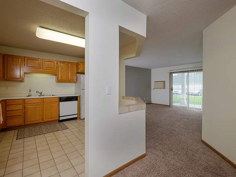 Pinehurst Apartments | 2 Bedroom Plan I | Kitchen | Living Room