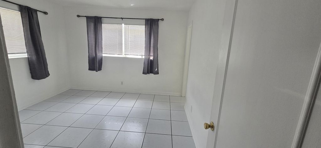 2521 NE 10th St #1, photo 6