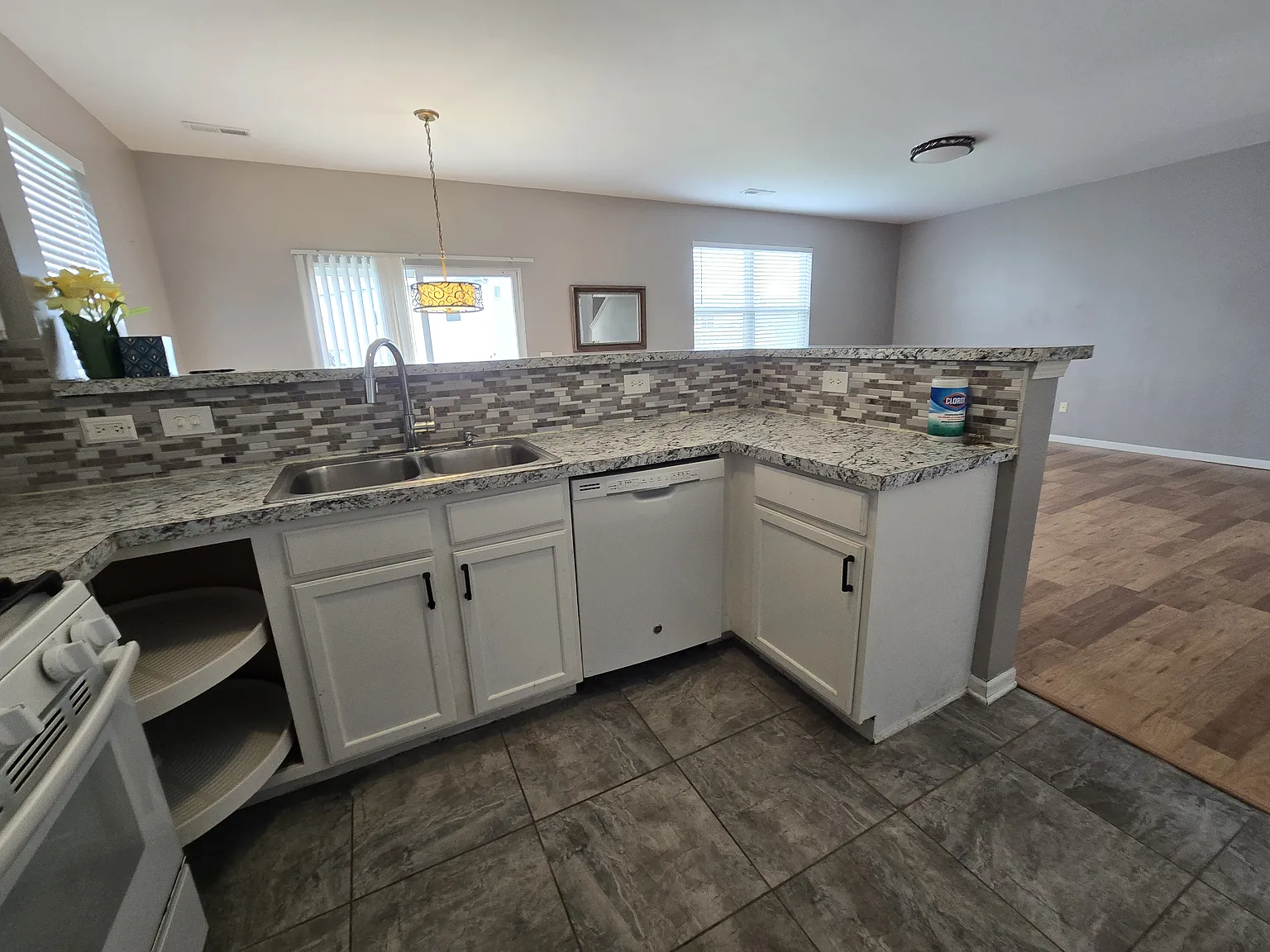 3 bed, 2100 sqft, $2,500 — Photo 2