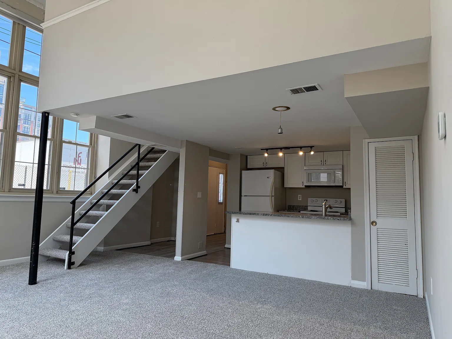 2 bed, 950 sqft, $2,400 — Photo 2