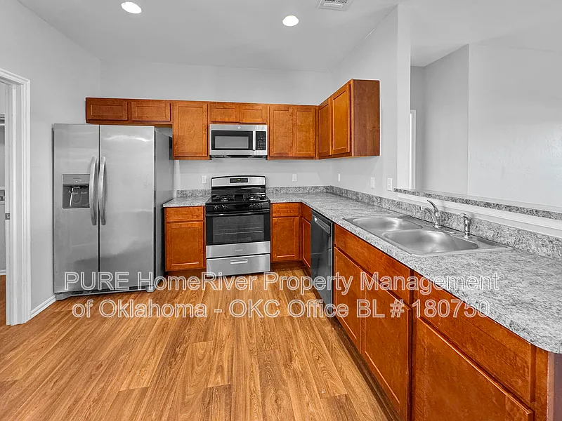 3 bed, 2.0 bath, 1707 sqft, $1,745 — Photo 2