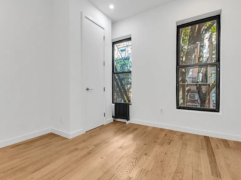 417 E 9th St #18 — Photo 4