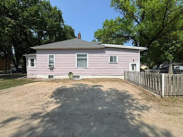 815 College St N — Photo 2