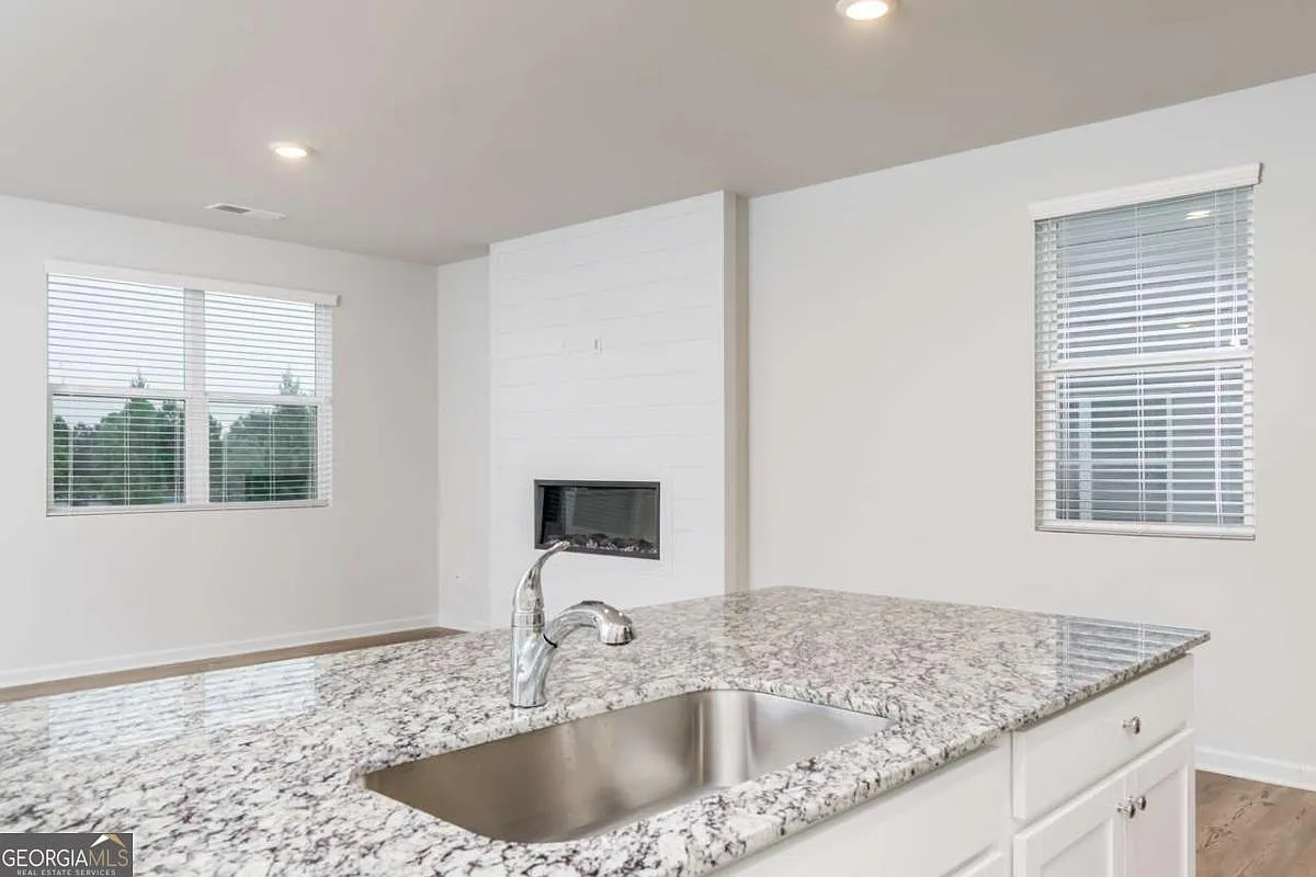 3 bed, 2.5 bath, 1842 sqft, $2,100 — Photo 4