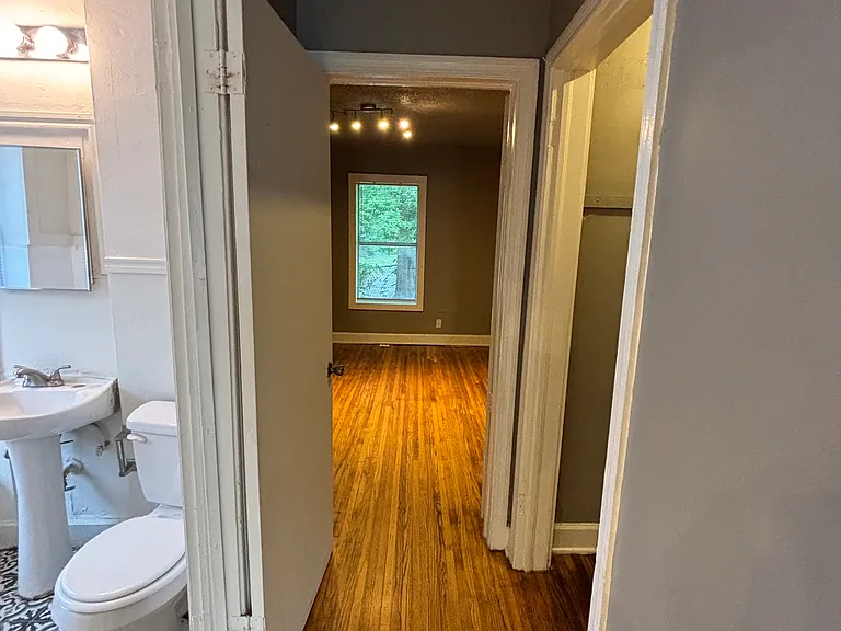 807 N Columbia Pl — Photo 9