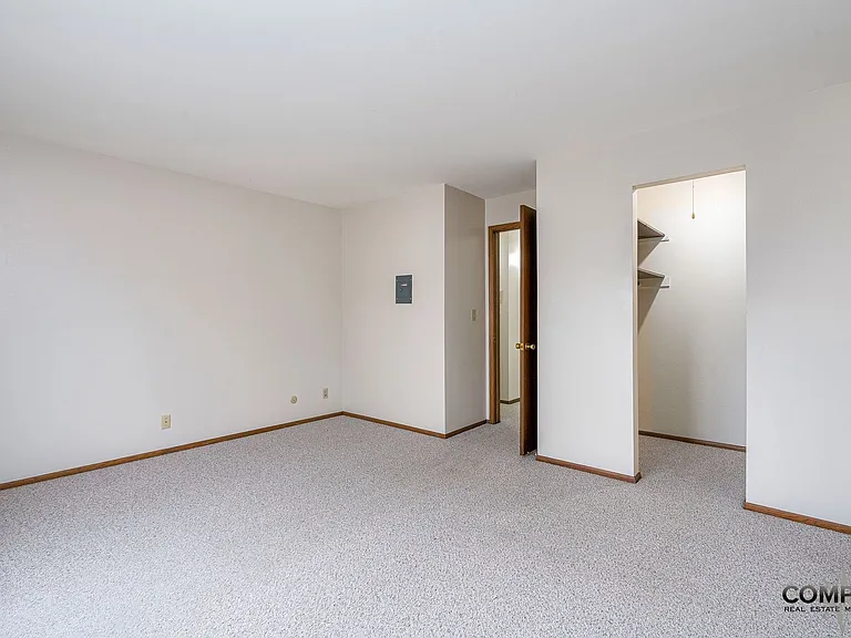 Half Moon Lake Apartments — Photo 23