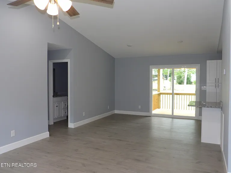 707 Oneida Ln — Photo 3