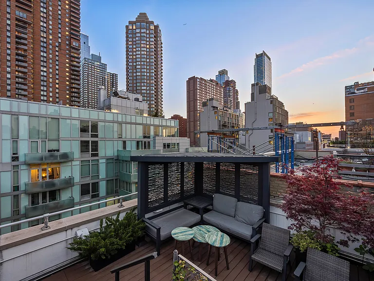 459 W 44th St #C — Photo 38