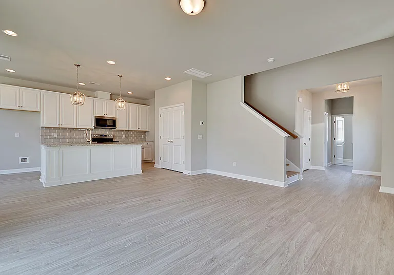 598 McLernon Trce — Photo 3