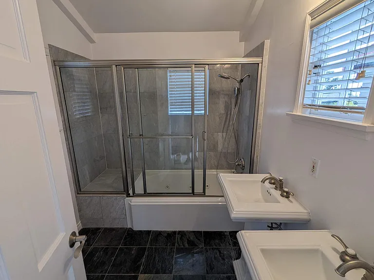 Full Bathroom 2