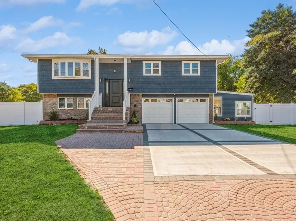 215 3rd Street, Lindenhurst, NY 11757