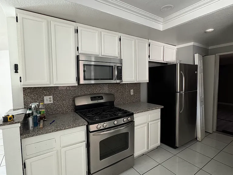2342 La Salle Ave — Photo 1