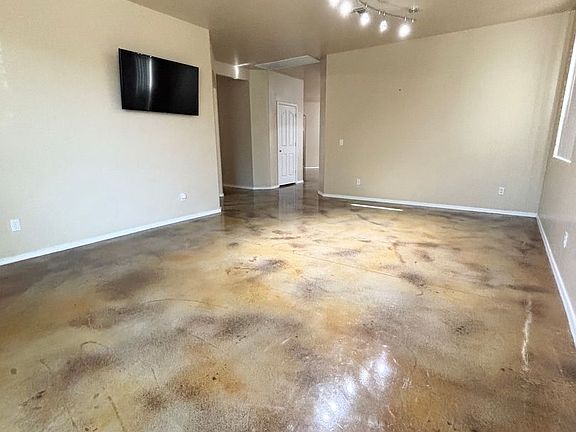 5th image of 3147 E Vallejo Dr