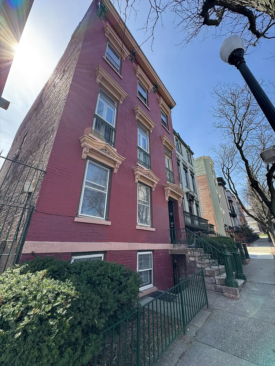 Building Photo - 2 Madison Pl #1