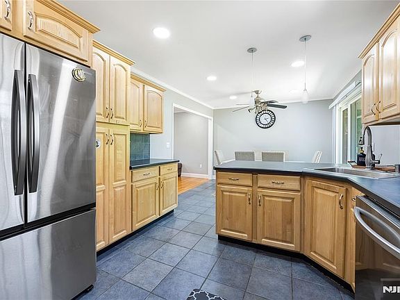 5th image of 361 Walthery Ave