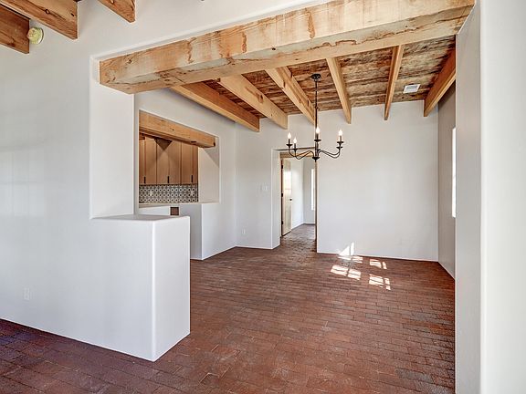 3rd image of 3100 Los Anayas Rd NW