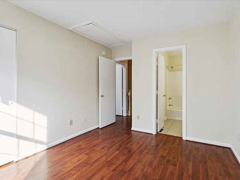 27 Tamarisk Quay #F — Photo 15