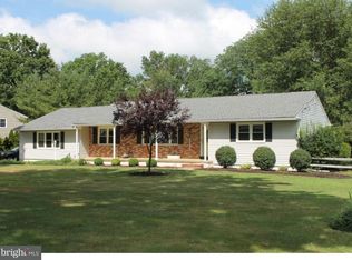 8 Westwood Dr, Ewing, NJ 08628