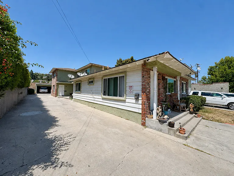211 E Santa Paula St #B — Photo 1