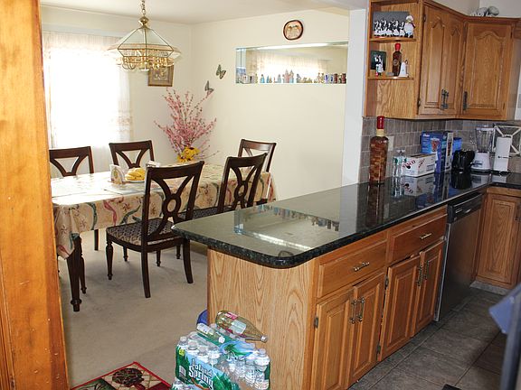 4th image of 11 Pine Ave