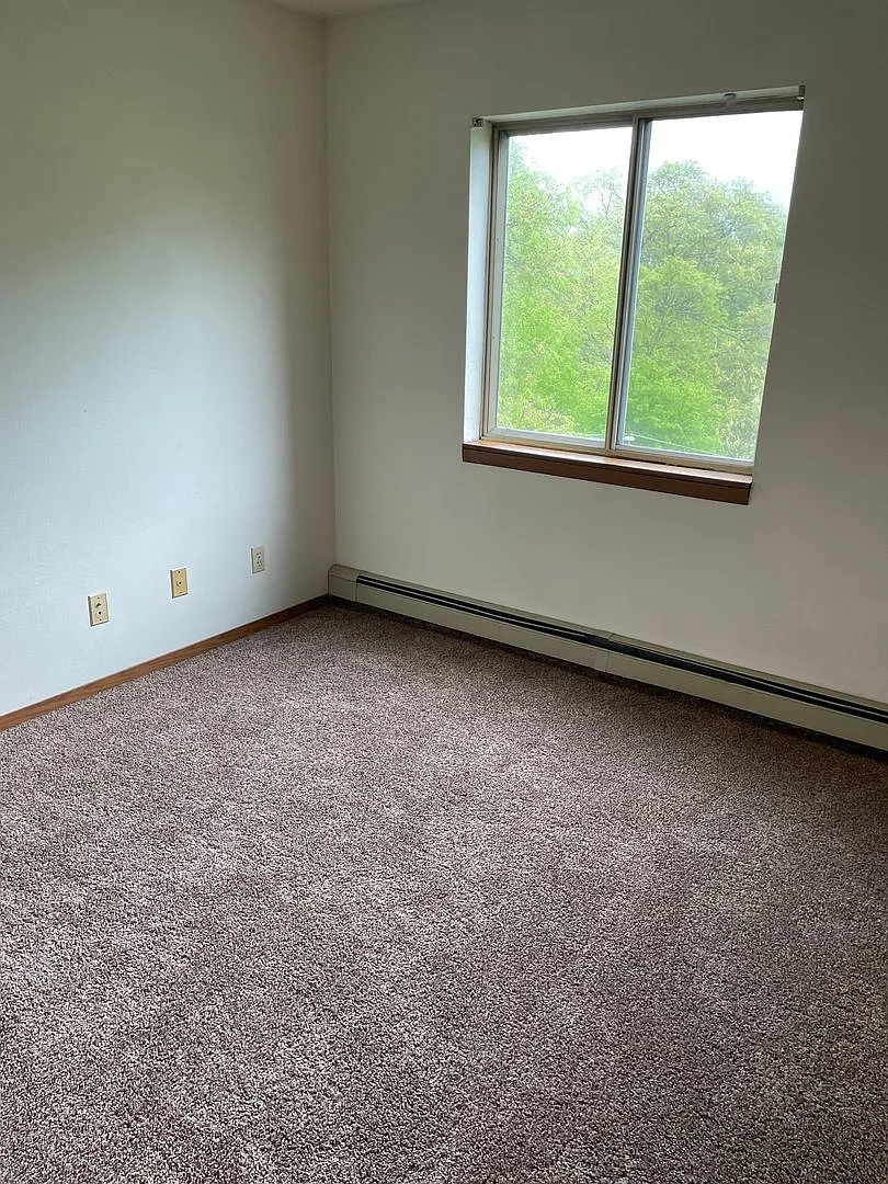 Move In Special $1150.00 4 Bedroom Apartment — Photo 3
