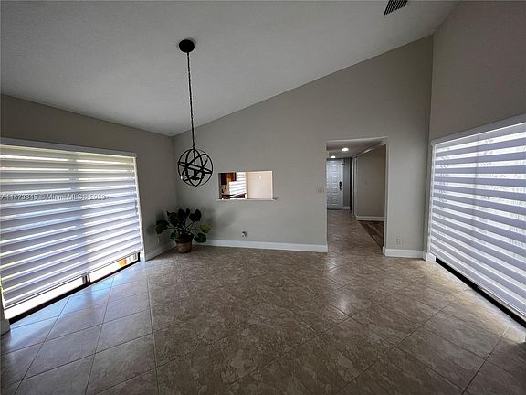 4th image of 309 Lakeside Ct