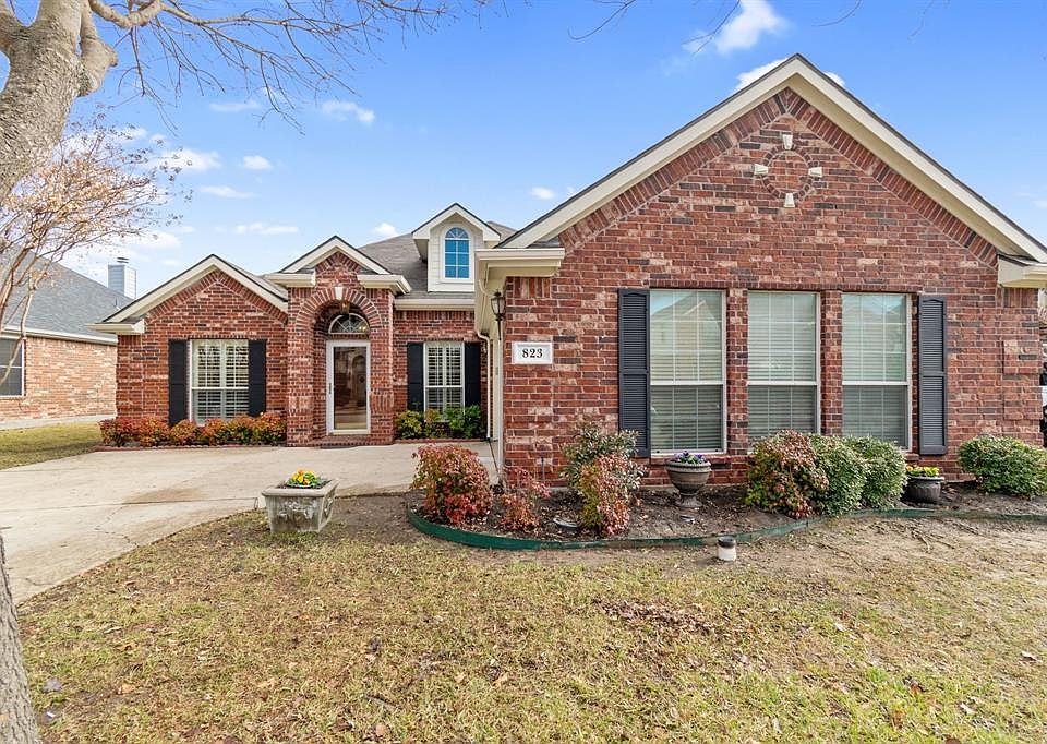 1st image of 823 Water Oak Dr