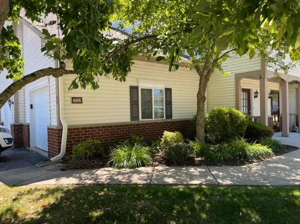608 Pewaukee Rd, Pewaukee, WI 53072