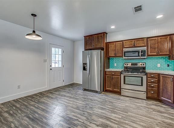 5th image of 712 Baker St