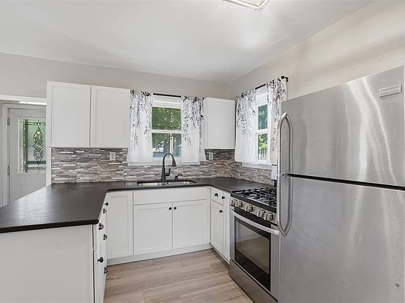 5th image of 904 N 6th Ave