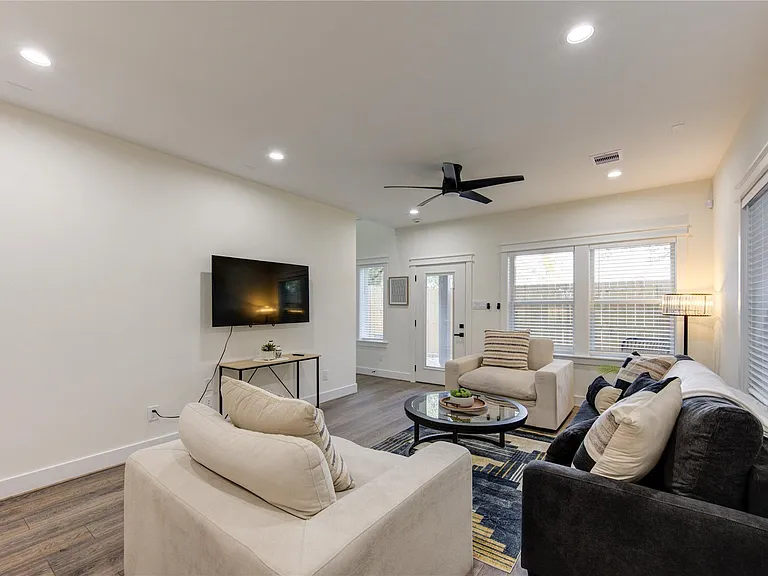 3406 Garapan St #B — Photo 15