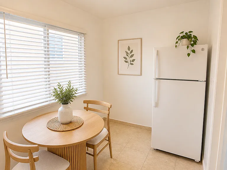 Sitting area (vertually staged)