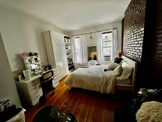 Rented by Salon Realty Corp | media 7