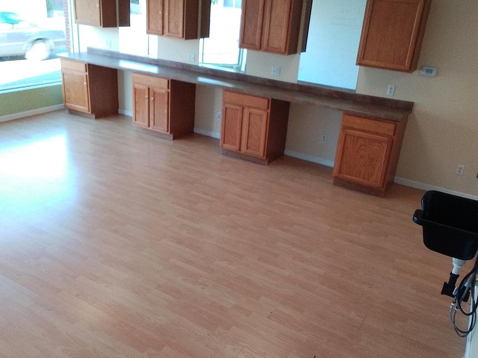 Main room, room for 3 chairs/stations.