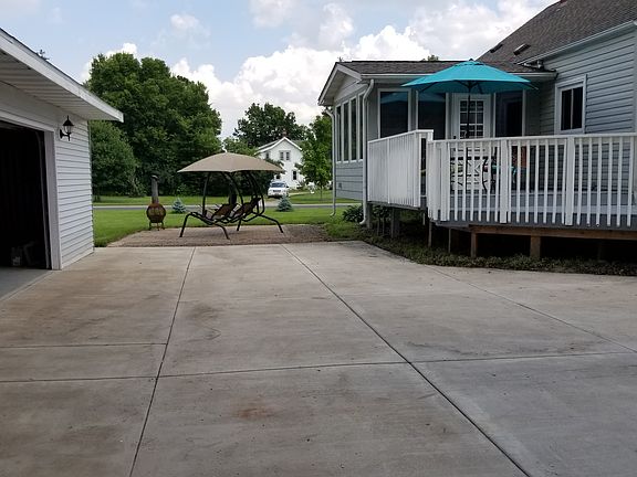 Huge Driveway, Room to Park