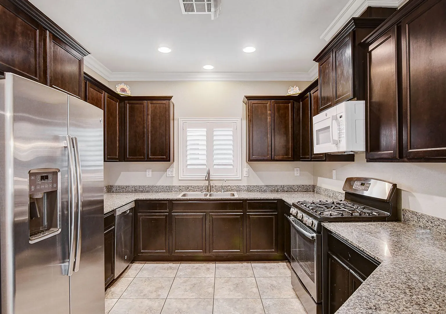 Spacious four bedroom in the Southwest — Photo 1