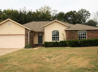 458 Robin Hood Ct, Springdale, AR 72764