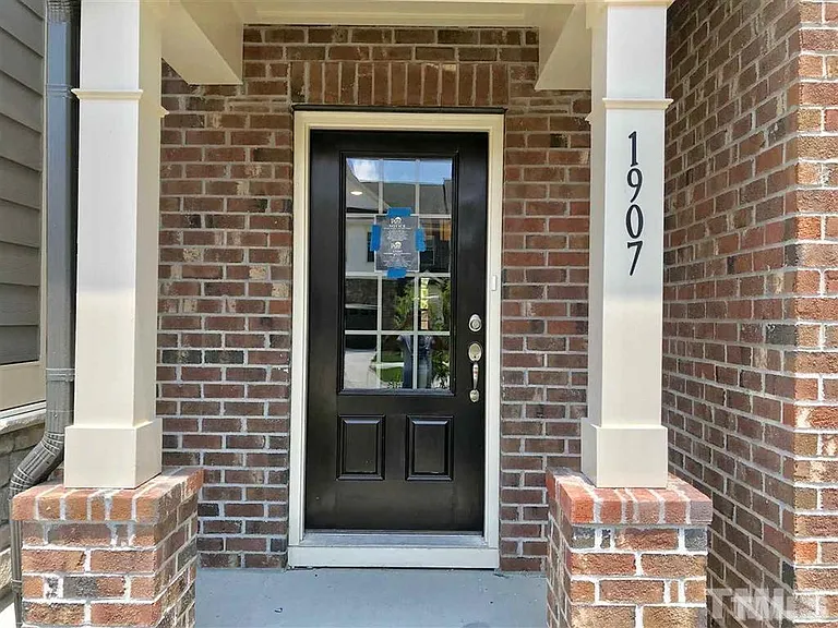 1907 Blue Jay Point — Photo 2
