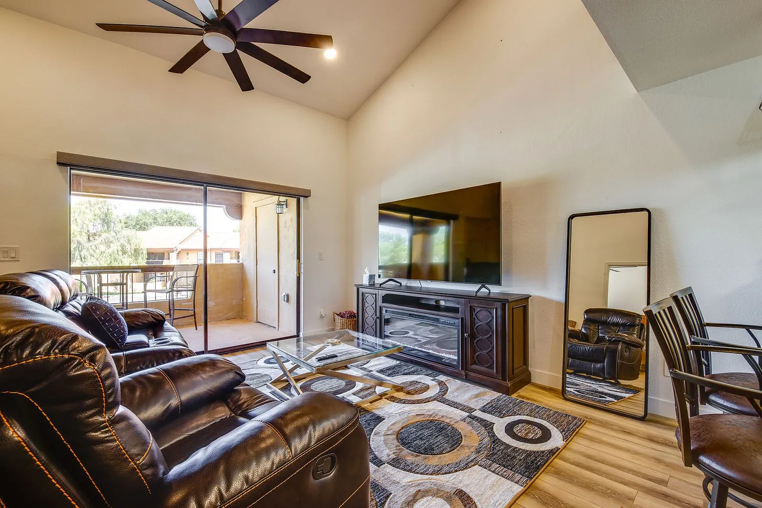 1 bed, 1.0 bath, 990 sqft, $2,499 — Photo 3