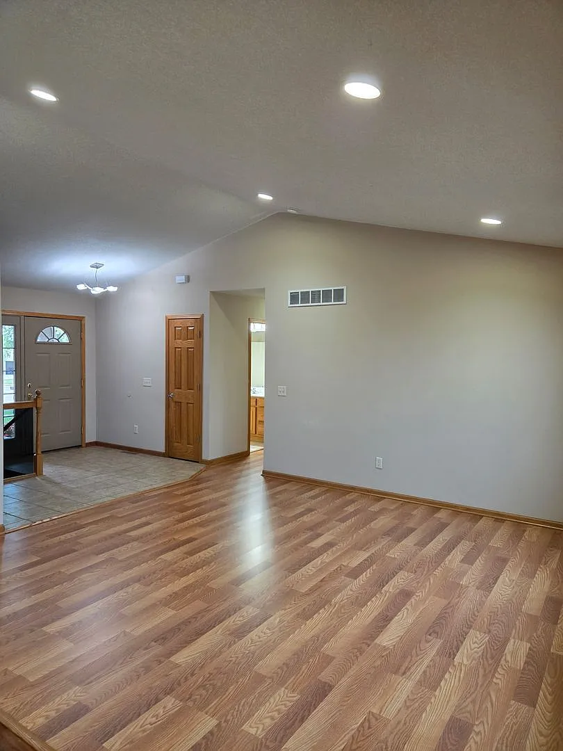 "A home you'll be proud to call your own" NW Desirable Badger Hill Neighborhood! 4bedroom 3bathro... — Photo 3